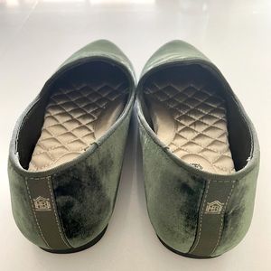 New Birdies size 6.5 green flats